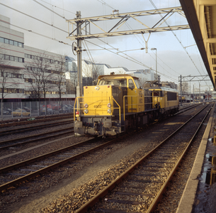 849412 Afbeelding van de diesel-electrische locomotief nr. 6502 (serie 6400/6500) van de N.S. met de electrische ...